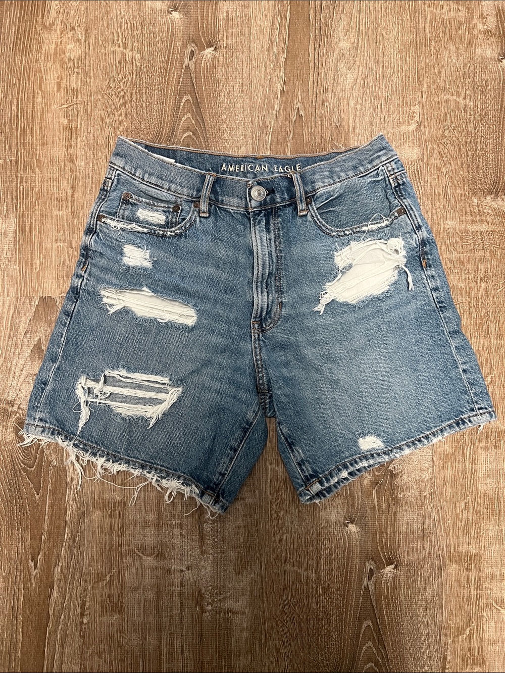 American Eagle Distressed Denim 90’s Boyfriend Short size 8
